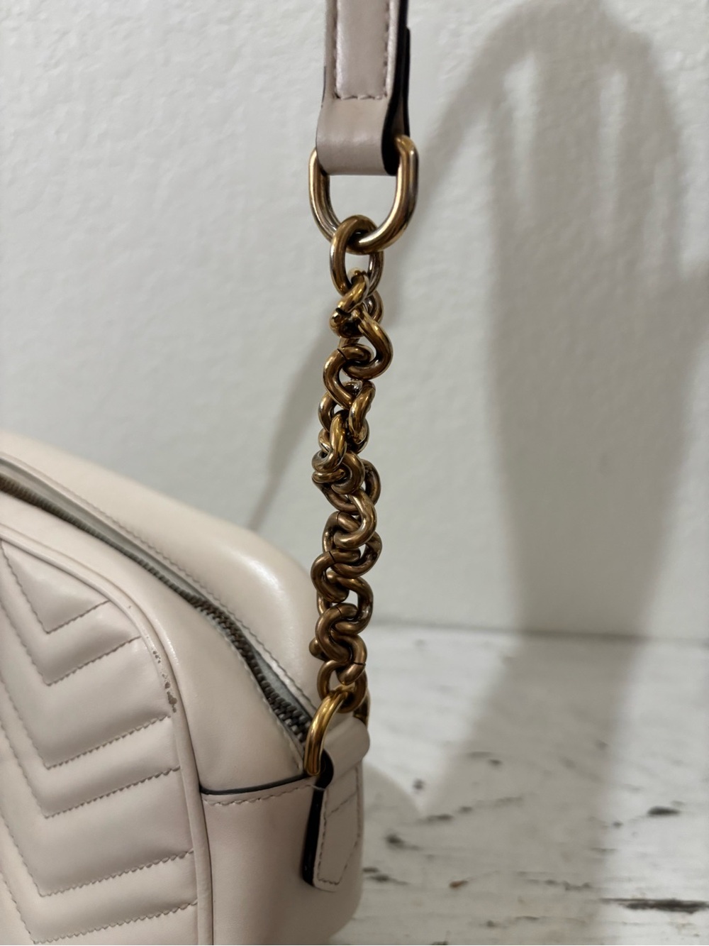 Authentic Gucci Ivory Quilted Leather Crossbody with Gold GG - Picture 4 of 16